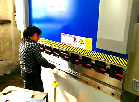  WE67K-63T2500（DA41）數(shu)控折彎機客戶現(xian)場